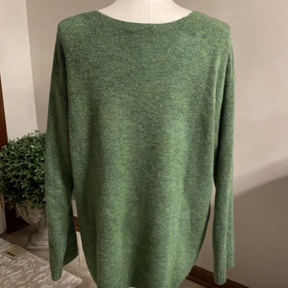 H&M V neck sweater with sequins appliqué on left shoulder. Relax fit - Picture 3 of 6